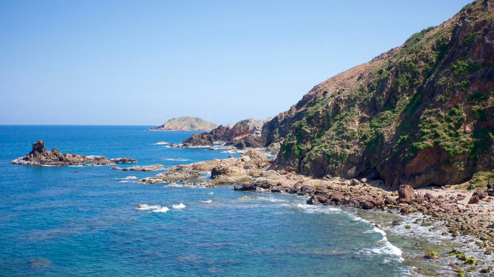 It’s best to visit Eo Gio during the dry season to enjoy the most pleasant weather, clear skies, and calm, beautiful seas